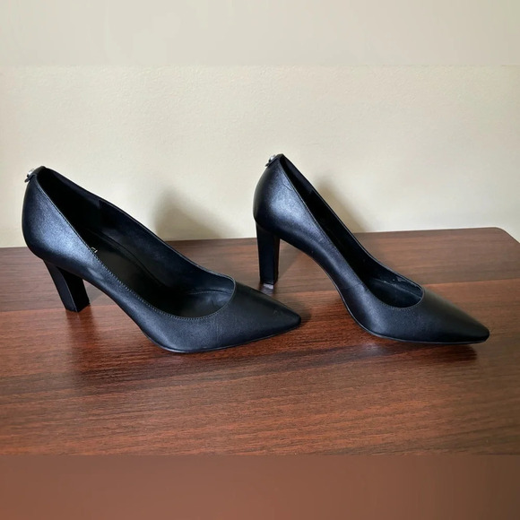 MICHAEL KORS  Milly Pump - Picture 9 of 11